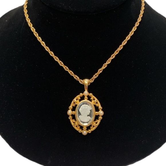 Vintage Gold Chain With Reverse Intaglio Cameo Pendant - Picture 3 of 15